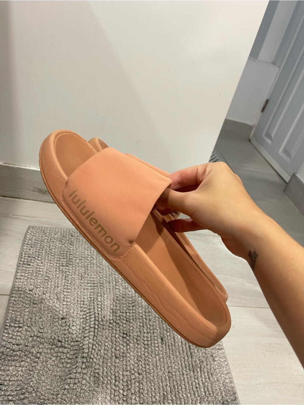 Lululemon Womens Restfeel Slides
Cacao women’s size 7 peach pink tone - Picture 2 of 11